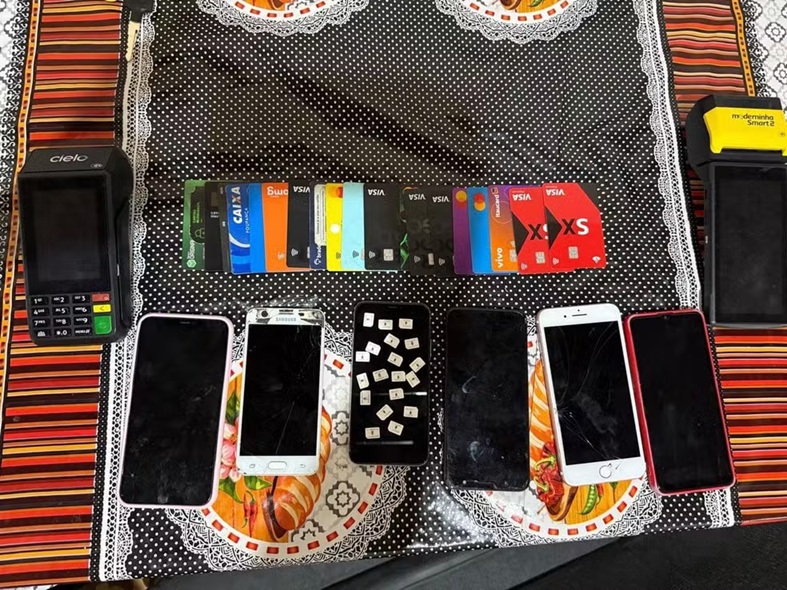 Durante a operação, também foram apreendidos documentos, equipamentos eletrônicos e cartões — Foto: Polícia Civil de Mato Grosso